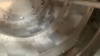 Centrifuga a spinta continua per la separazione dei cristalli di fertilizzante